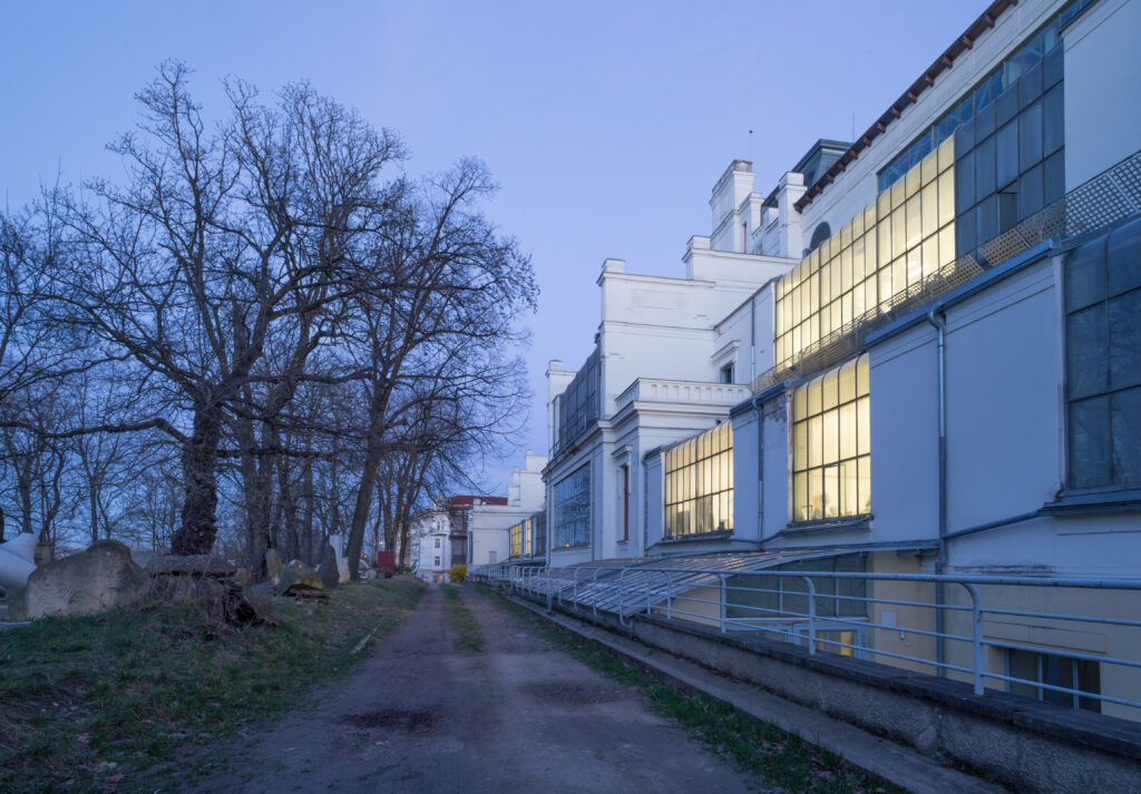 <p>Hlavní budova – pohled ze Stromovky</p>
