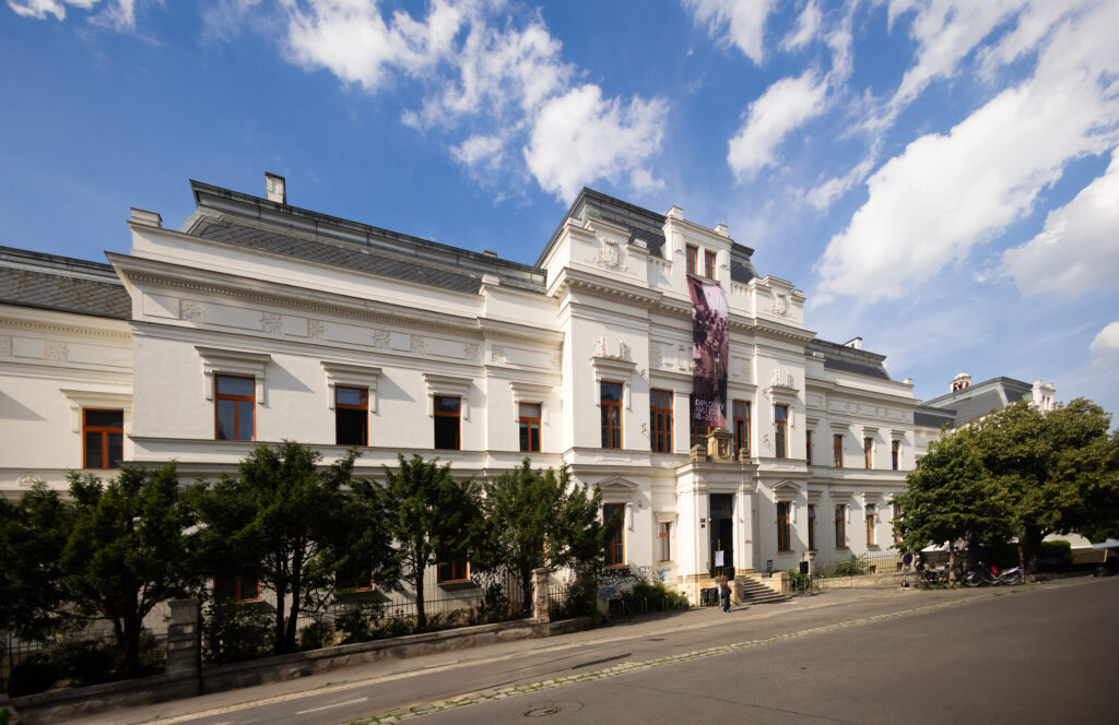 <p>Hlavní budova – pohled z ulice</p>
